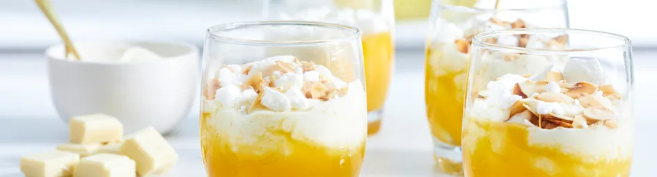 Perzikdessert van perzikkwark, eierschuim en witte chocolade