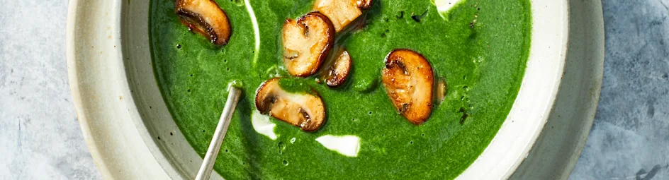 Romige spinaziesoep met champignons