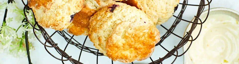 Scones met bessen en citroenricotta