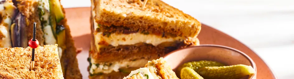 Clubsandwich met gegrilde groenten en tapenade