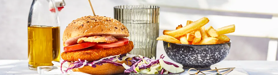 Krokante kipburgers met ovenfriet en koolsla