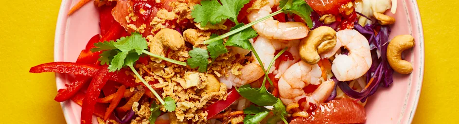 Aziatische koolsla met noedels en garnalen