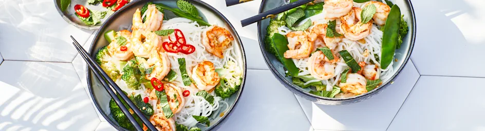 Rijstnoedelsalade met broccoli en garnalen