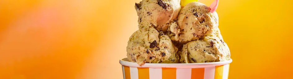 Homemade pistache-ijs met pure chocolade