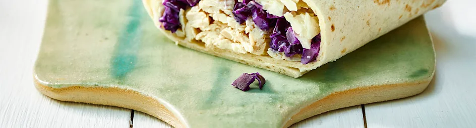 Pulled chicken wraps met pindasaus