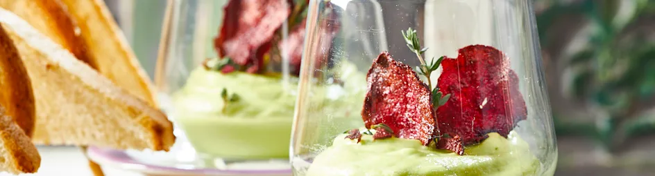 Avocadomousse met bietenchips