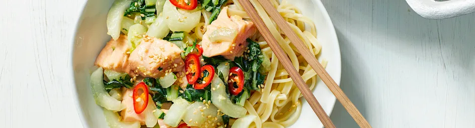 Noedels met paksoi en zalm