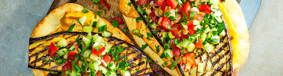 Naan met gegrilde aubergine en mango-sesamsaus