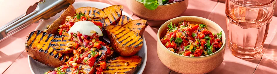 Gegrilde zoete aardappel met Mexicaanse paprikasalsa