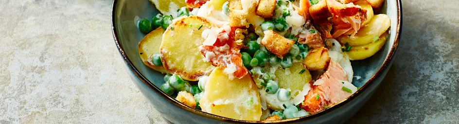 Aardappelsalade met zalm en doperwtjes
