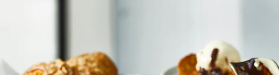 Amandelwafeltje met roomijs en chocoladesaus