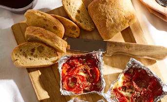 Gegrilde mozzarella met tomaat en paprika