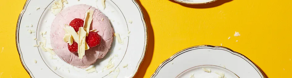 Frozen yoghurt met witte chocolade en frambozen