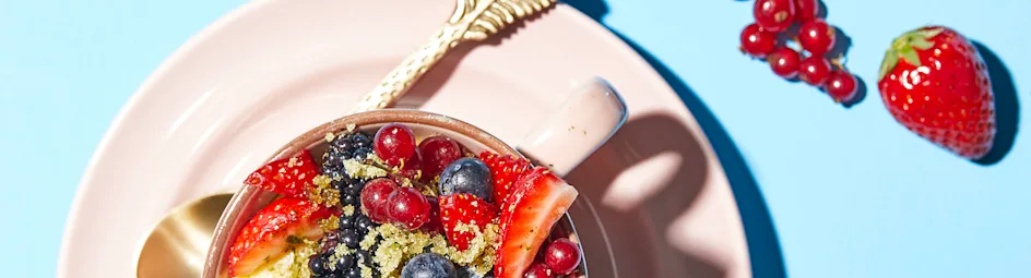 Mugcake met rood fruit en basilicumsuiker