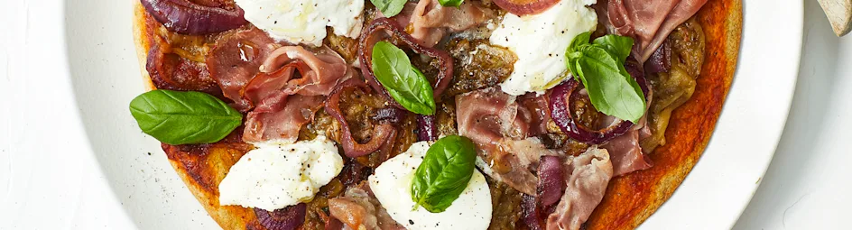 Pizza met gegrilde aubergine, ricotta en rauwe ham