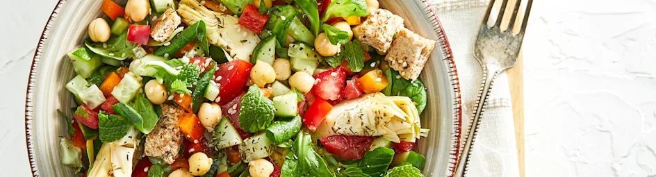 Midden-Oosterse broodsalade met tijm-sesamdressing