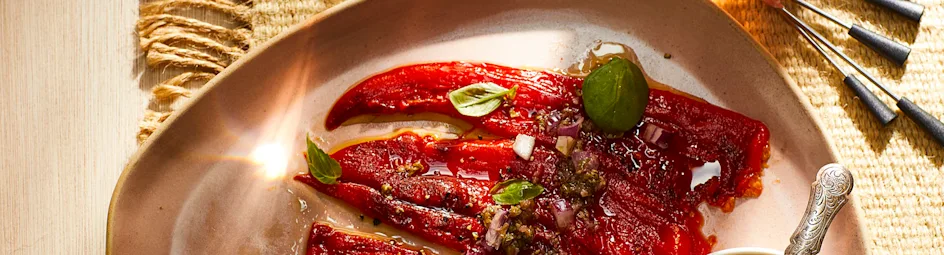 Gegrilde paprika met knoflook-kappertjesdressing