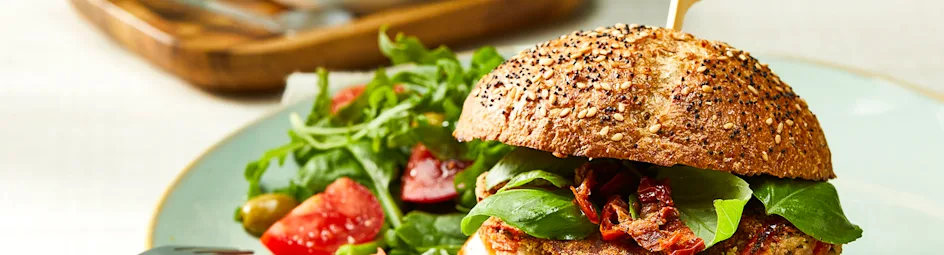 Paprikaburger met tomaat en bonen