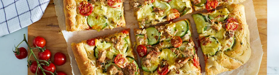 Plaatpizza met tonijn en kaas