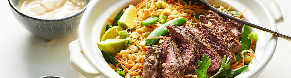 Noedelsalade met biefstukreepjes en sesamdressing