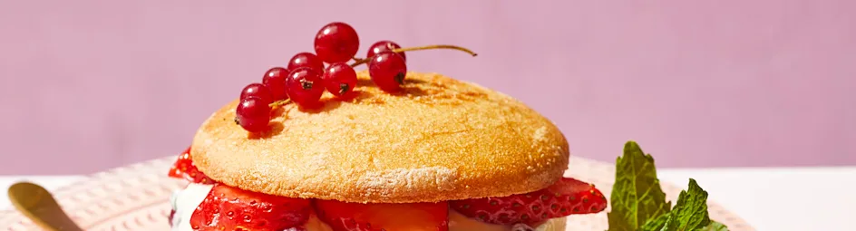 Eierkoeksandwich met aardbeien, rode bessen en muntroom