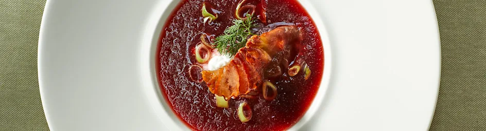 Koude bietensoep met knapperige ham