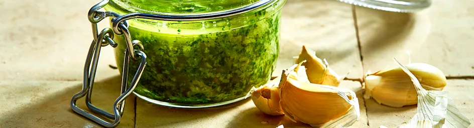 Gepofte-knoflooksaus met peterselie en citroen