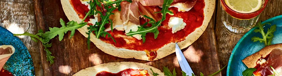 Platbroodpizza met rauwe ham en ricotta