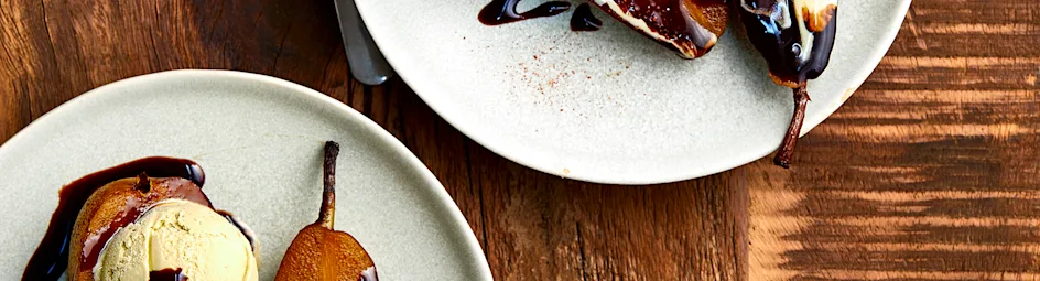 Espressopeertjes met pistache-ijs en chocoladesaus