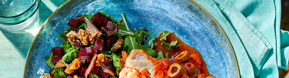 Kabeljauw in Italiaanse tomatensaus met rucola-ansjovissalade