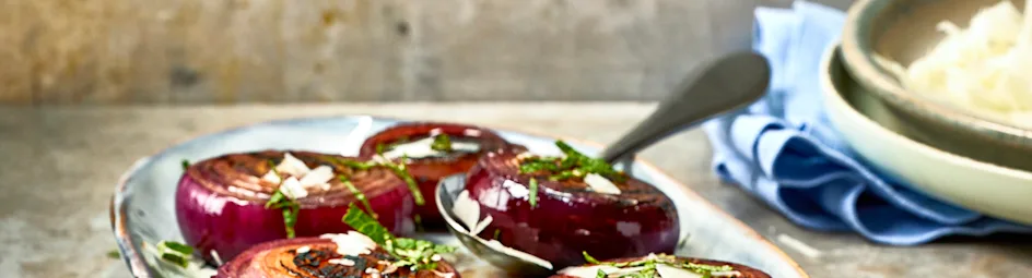 Gegrilde rode ui met balsamico en pecorino