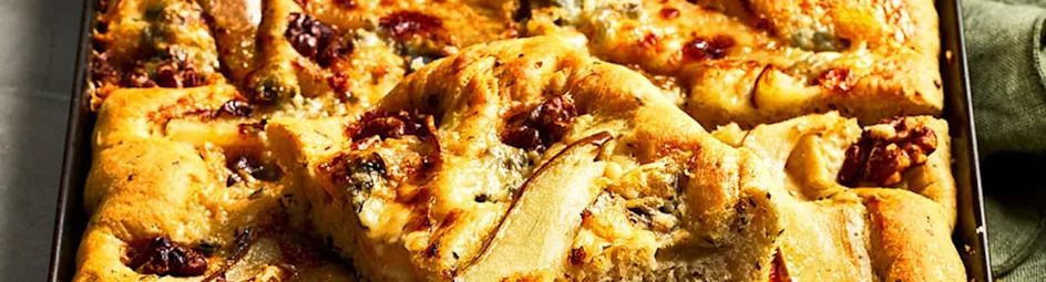 Kruidenfocaccia met peer, walnoten en gorgonzola