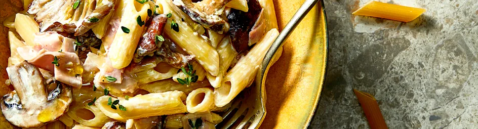 Penne met romige paddenstoelensaus en ham