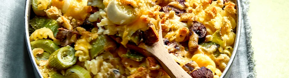 Pastaschotel met prei en paddenstoelen