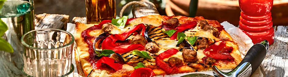 Plaatpizza met gegrilde groenten en worst