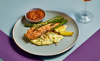 Zalm met creamy mashed potatoes en paprika-tomatenpesto