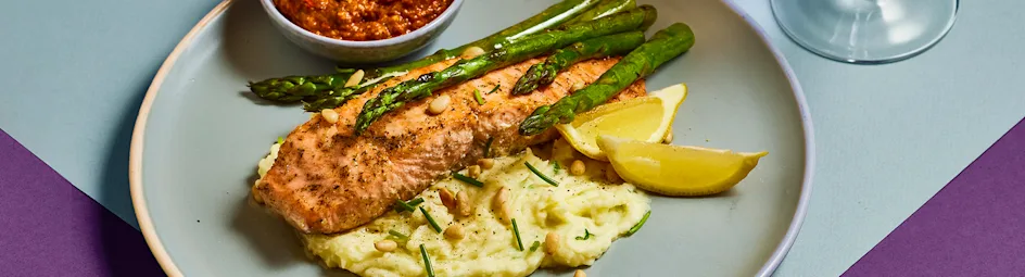 Zalm met creamy mashed potatoes en paprika-tomatenpesto