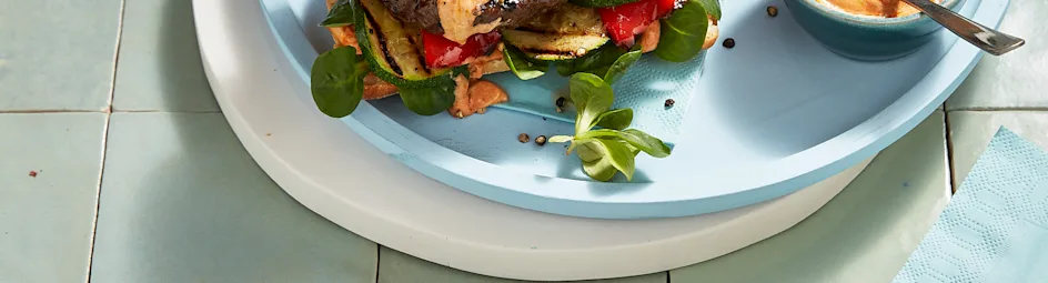 Burger met gegrilde groenten