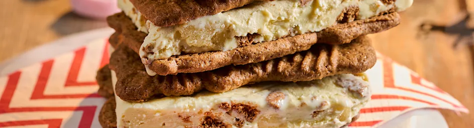 Speculaas ice cream sandwiches
