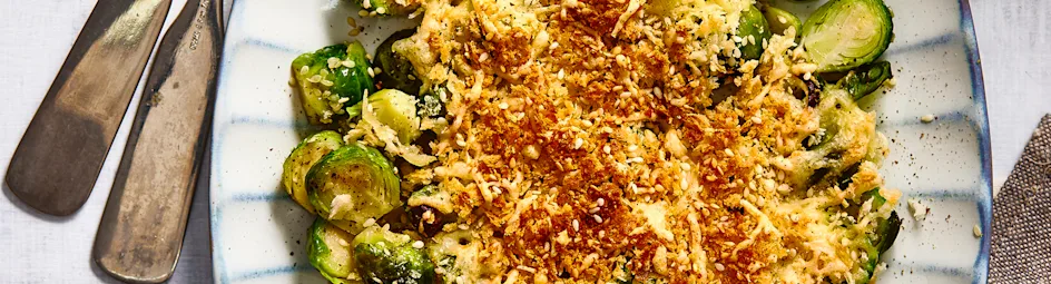 Krokante spruitjes met sesam en kruidnagelkaas