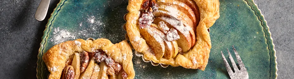 Appel-pecantaartjes met vanillesaus