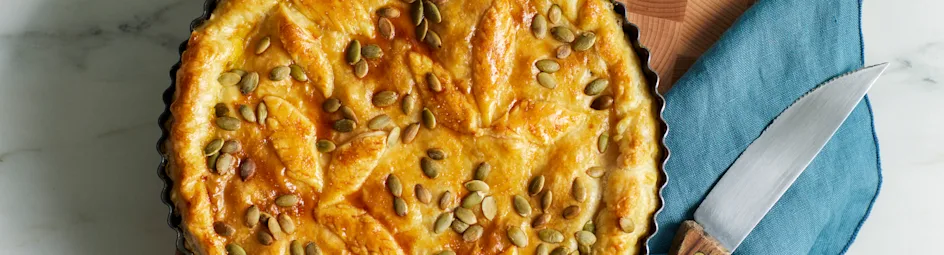 Bladerdeegtaart met geroosterde pompoen, sjalot en feta