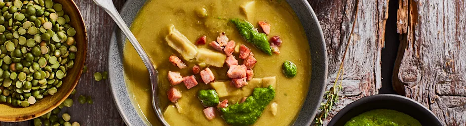 Erwtensoep met peterseliepesto en spekjes