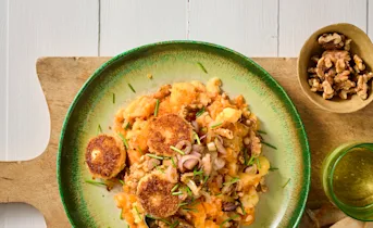 Hutspot met pompoen, gebakken geitenkaas en gekaramelliseerde ui