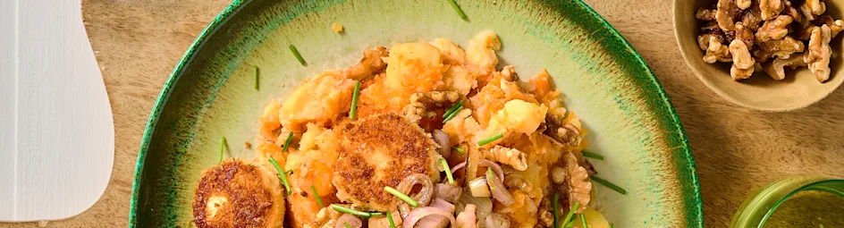 Hutspot met pompoen, gebakken geitenkaas en gekaramelliseerde ui