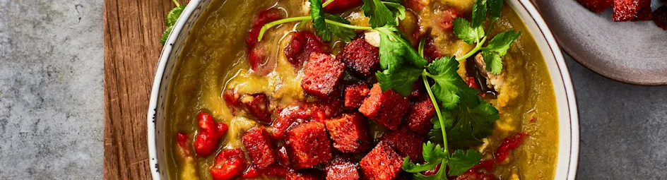 Erwtensoep met krokante chorizo en geroosterde paprika