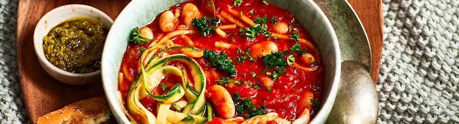 Italiaanse tomatensoep met kip en courgettespaghetti