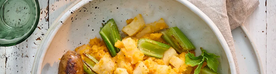 Knolselderijstamppot met zoete aardappel, bleekselderij en saucijsjes