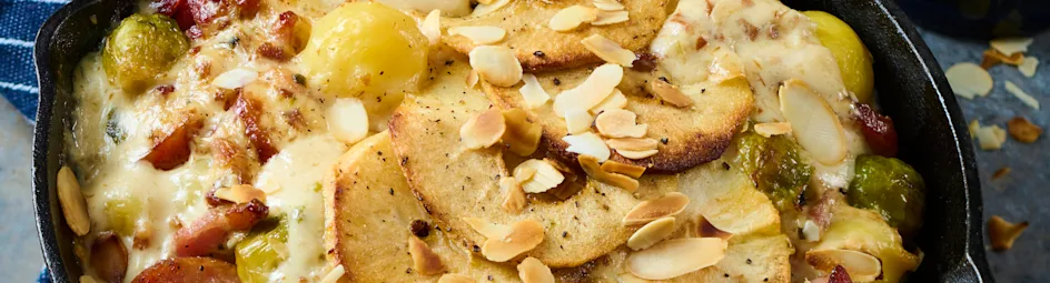 Spruitjesschotel met rookworst, spekjes en appel