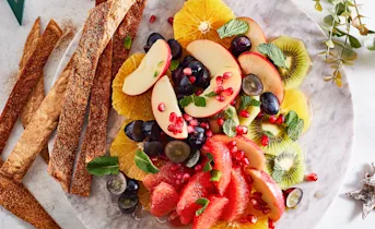 Fruitsalade met krokante kaneelrepen